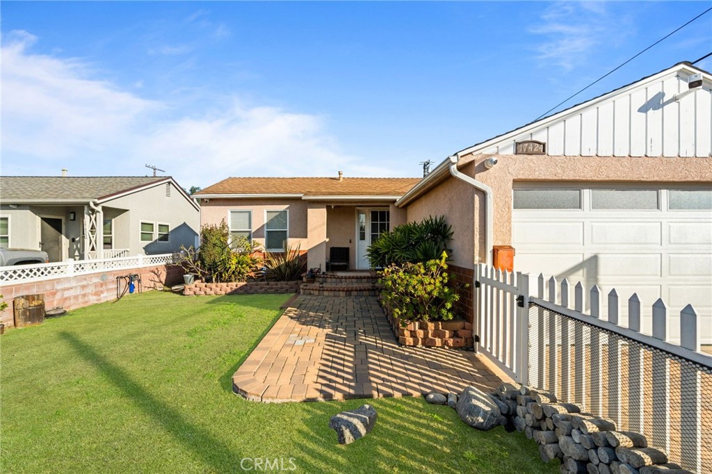 a view of a house with backyard and porch