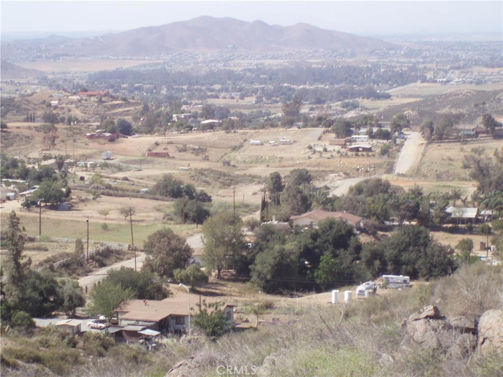 a view of a dry yard