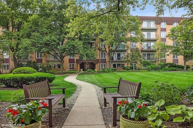 $349,000 | 445 North Park Boulevard, Unit 2B | Glen Ellyn