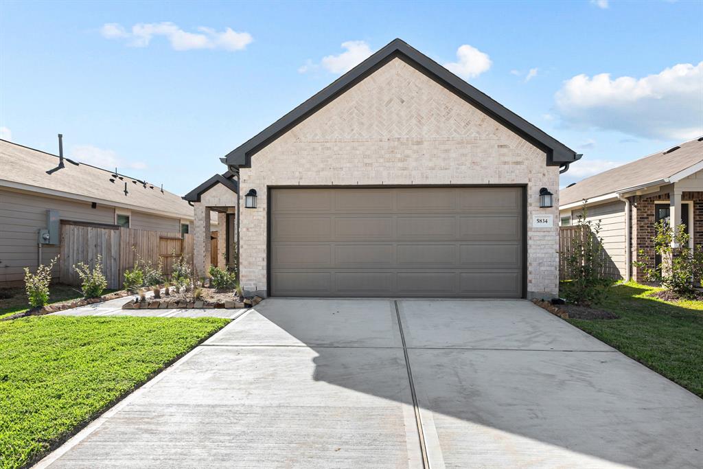 a front view of house with yard