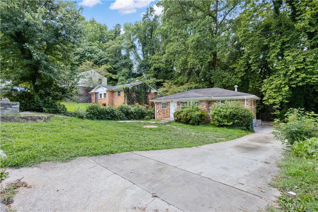 a view of a back yard with a house