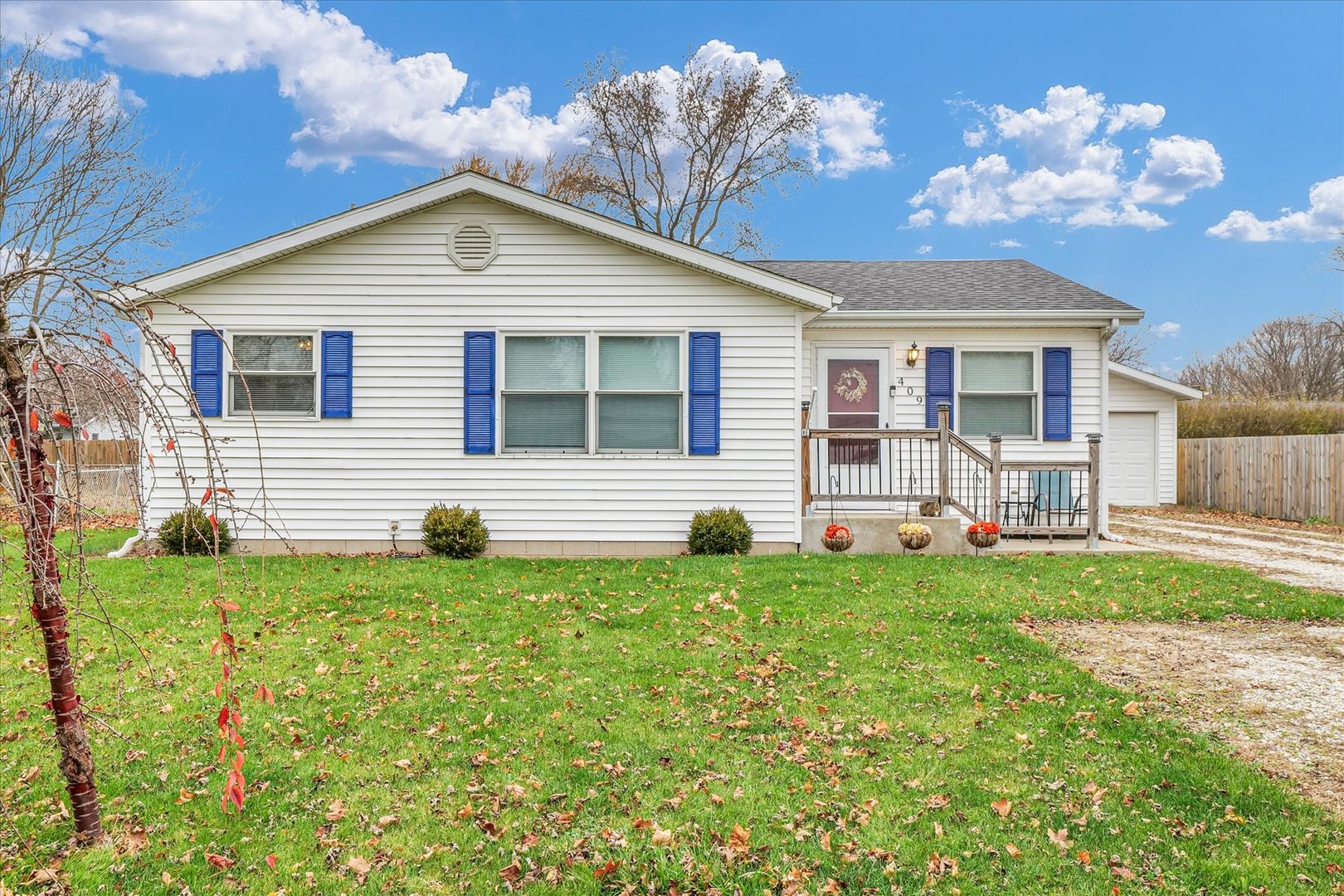 a view of front of a house with a yard