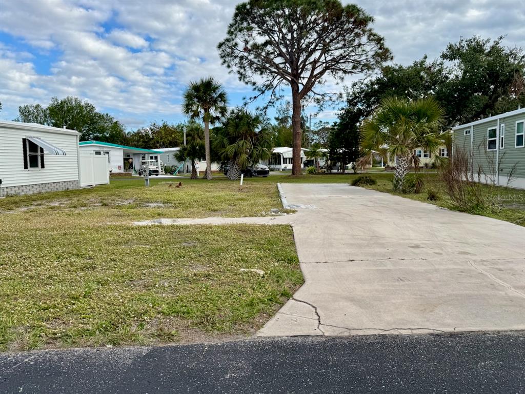 a view of a yard with a house