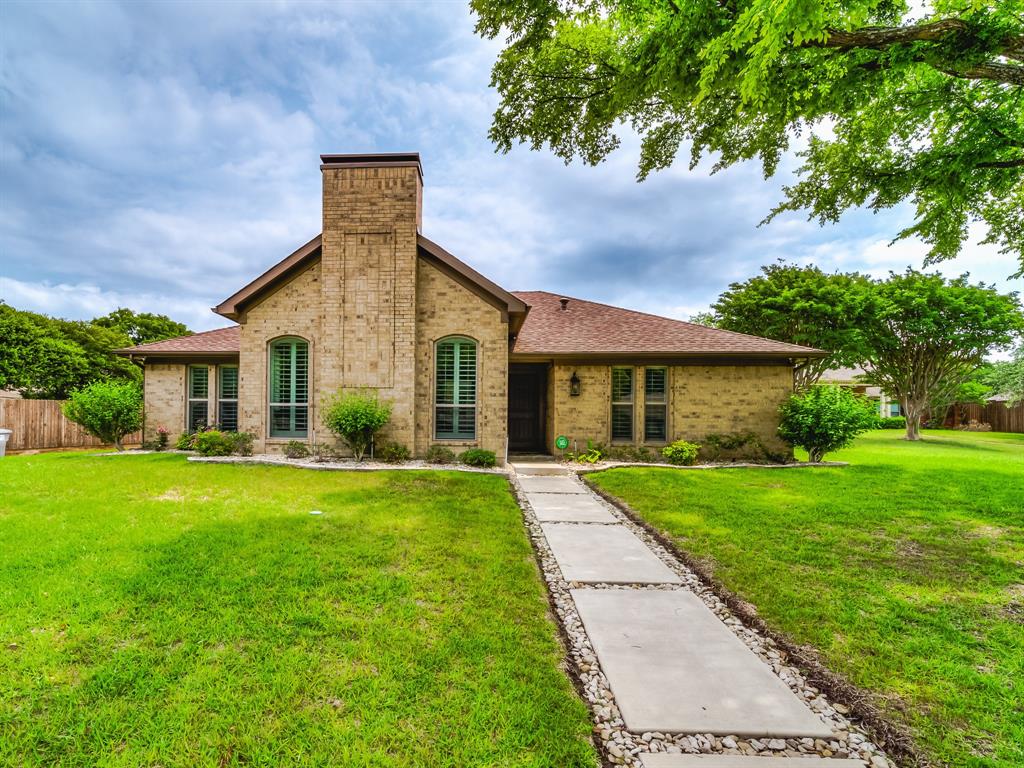 Beautiful curb appeal  of front of property featuring a spacious front lawn on a quite cul-de-sac