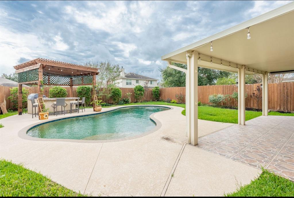 a view of a house with a big yard