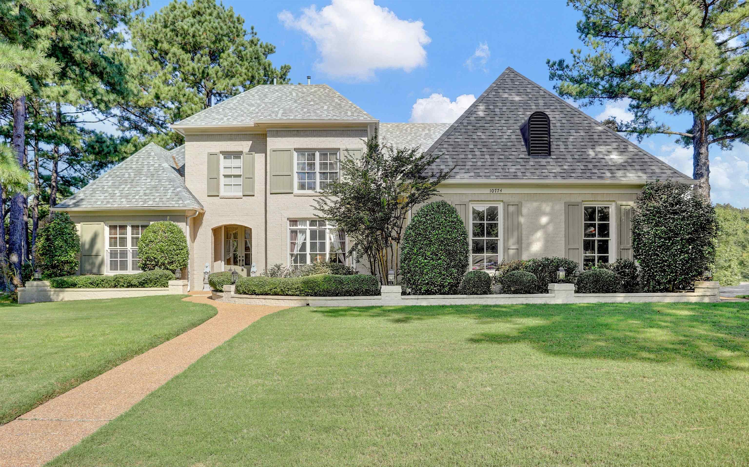 View of front facade with a front yard