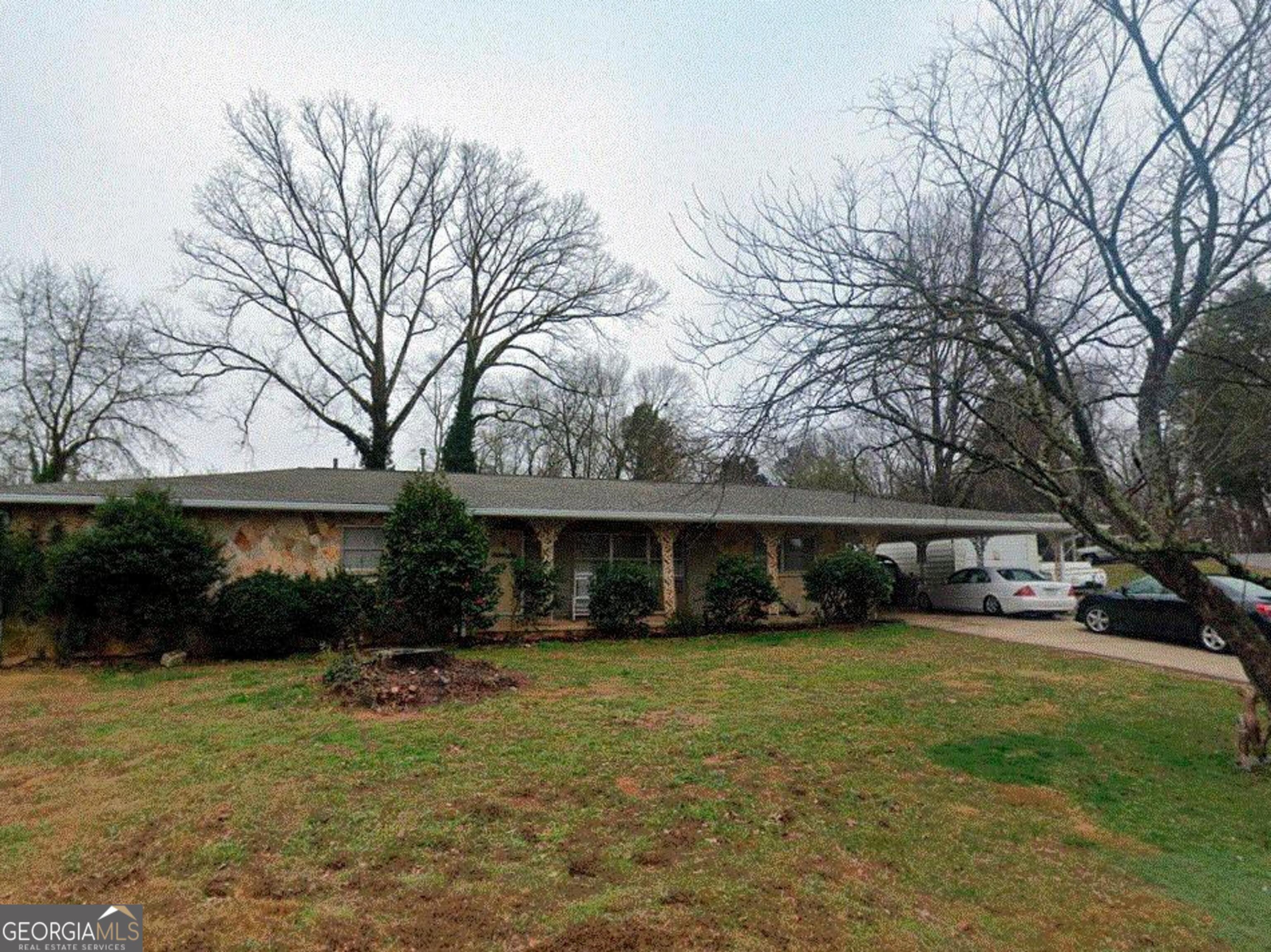 a view of a house with a yard