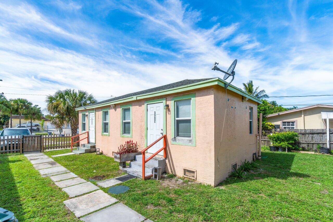 a view of a house with backyard