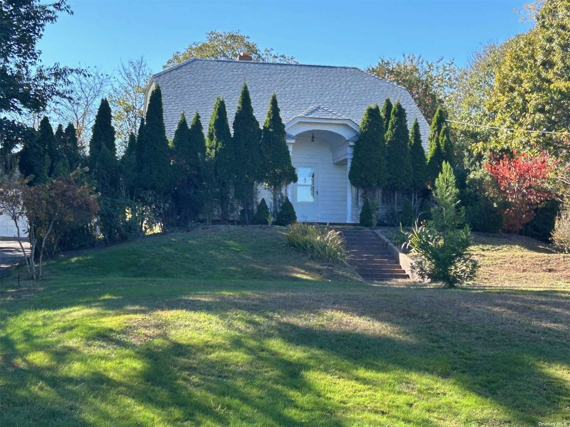 a view of a yard in front of house