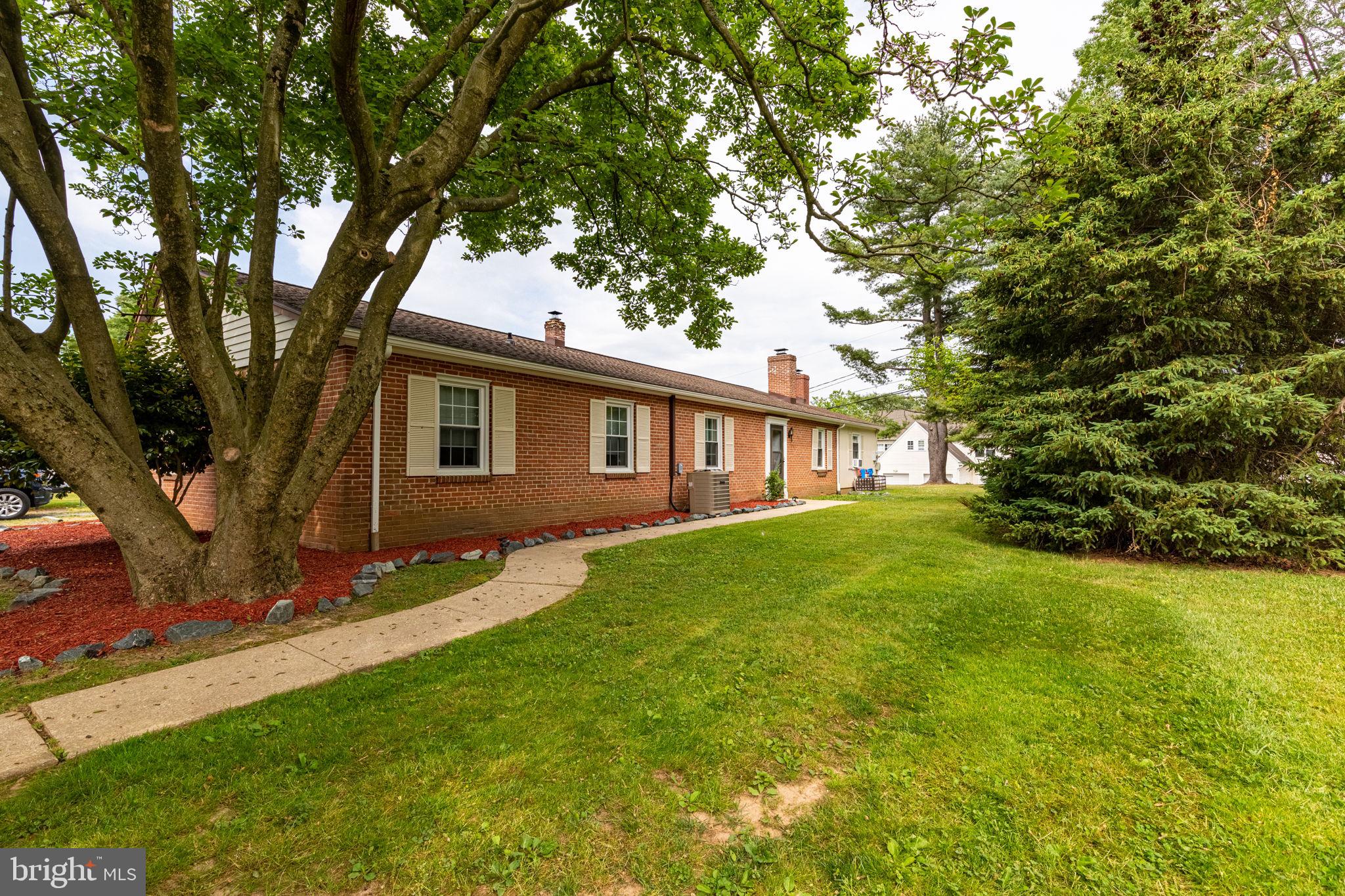 a view of a house with backyard and garden