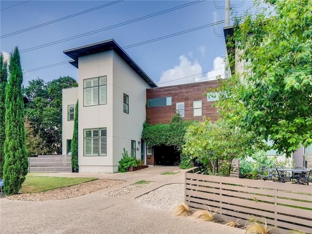 a view of a house with a yard and plants