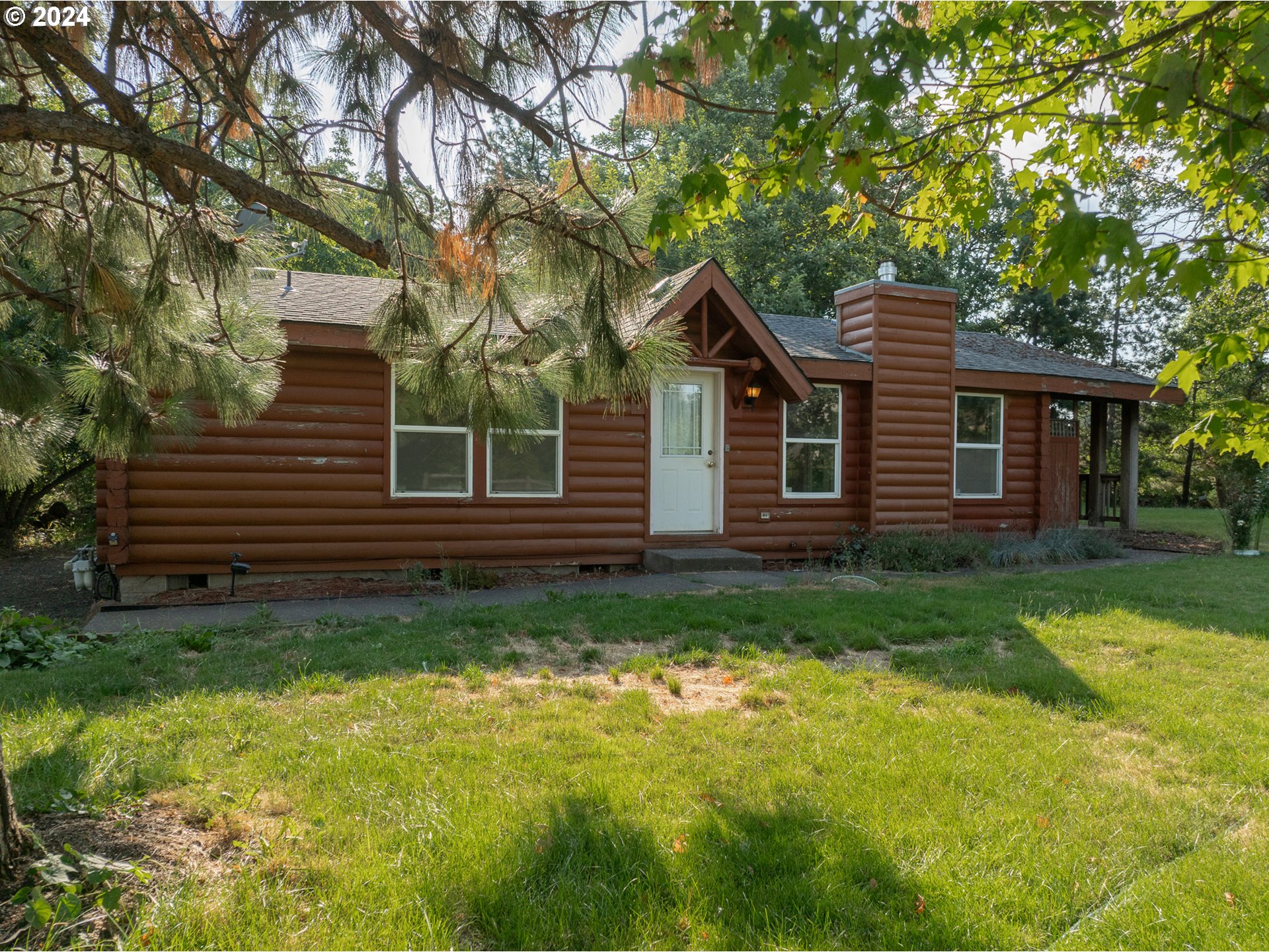 a view of a house with backyard and garden