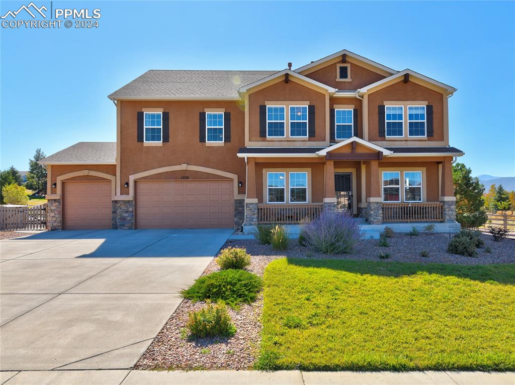 This spacious stucco home has so much space to enjoy - with mountain views and a huge back yard.