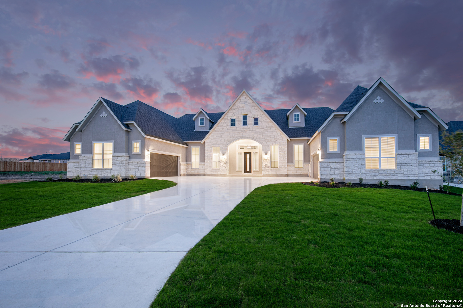 a view of a front of house with a yard