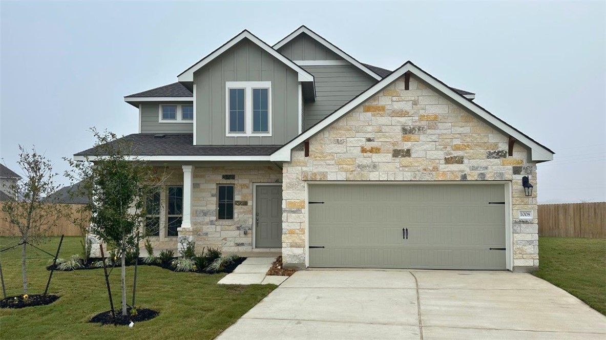 Craftsman inspired home featuring a front lawn