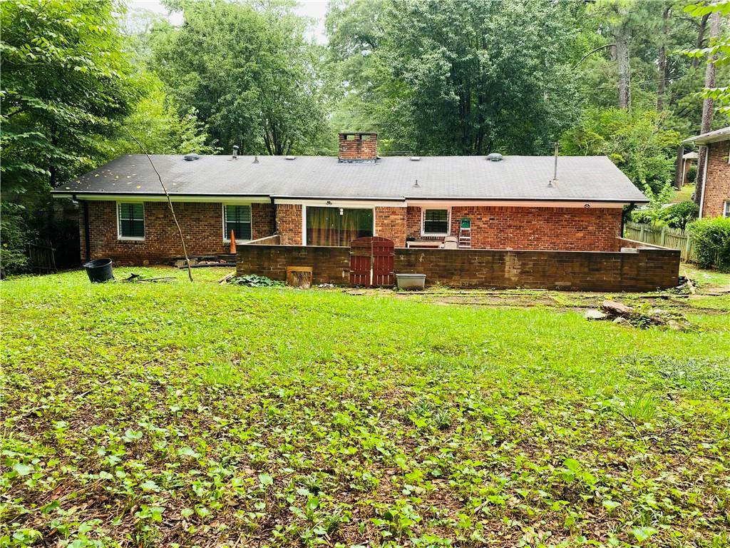 a view of a house with a yard