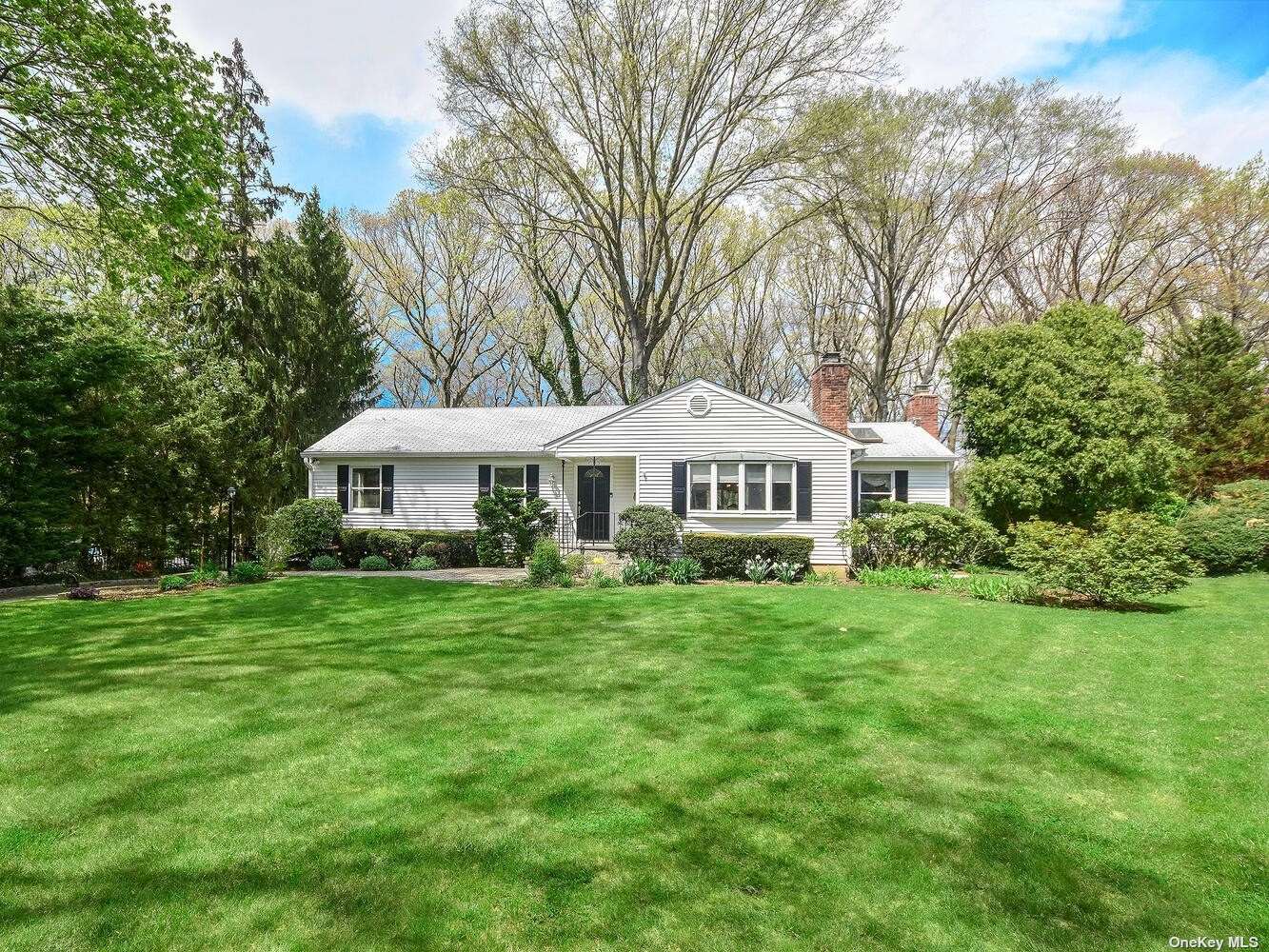 a view of a house with backyard and garden