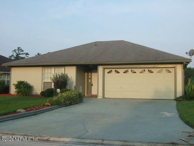 a front view of house with garage and yard