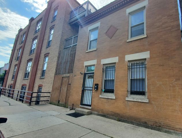 $2,400 | 1705 West Beach Avenue | Wicker Park