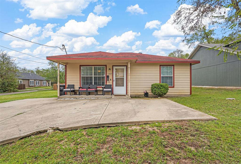 a view of a house with backyard and porch