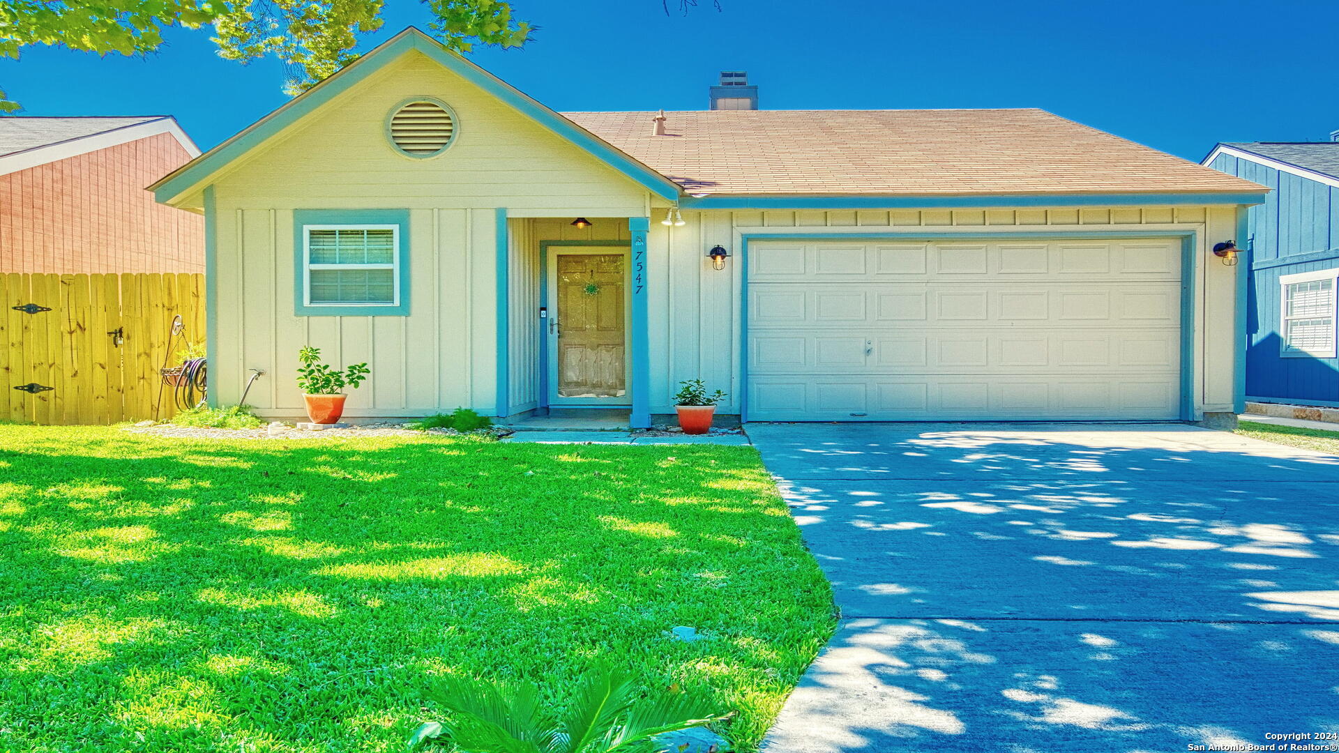 a view of a house with yard