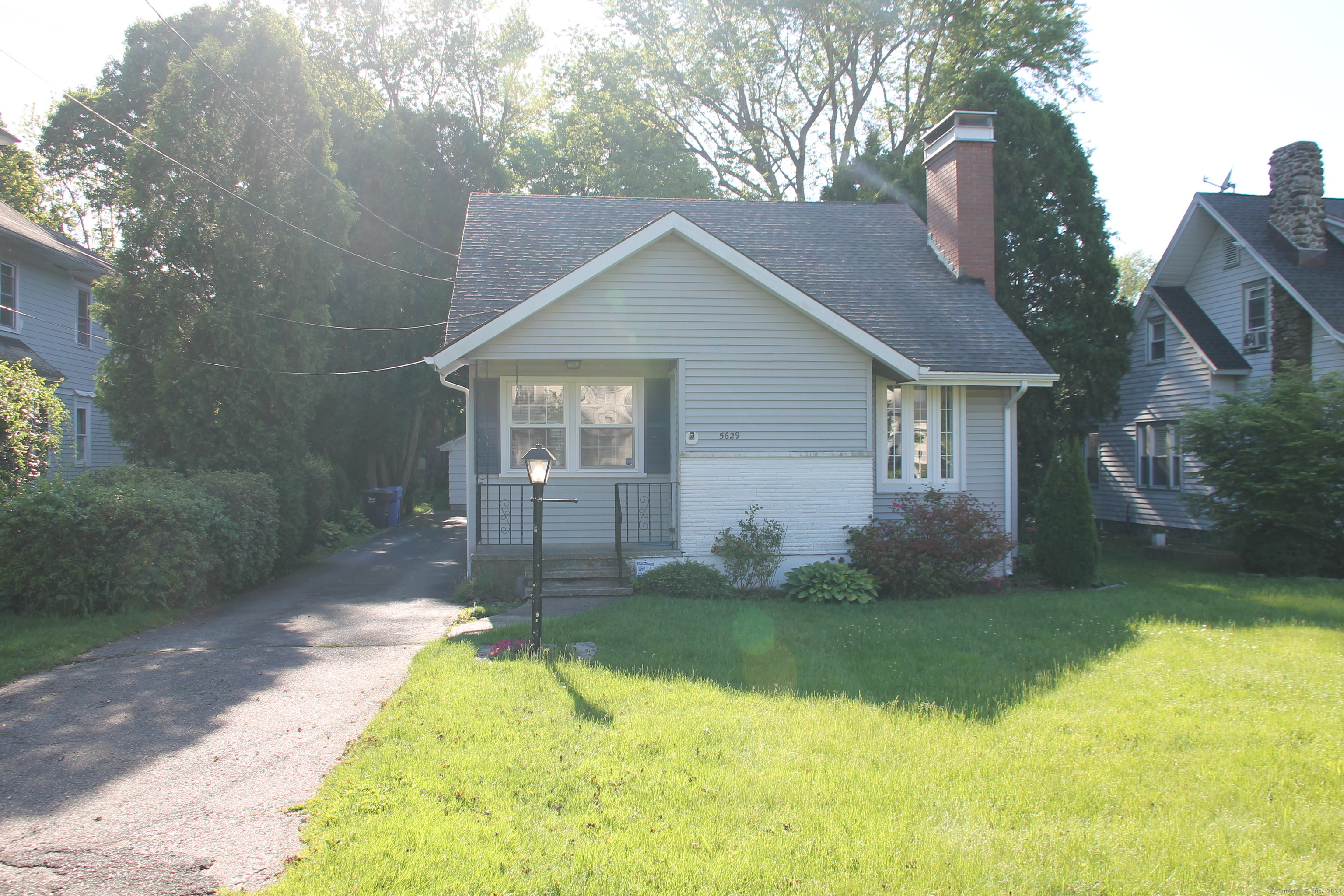 a view of a house with backyard and garden