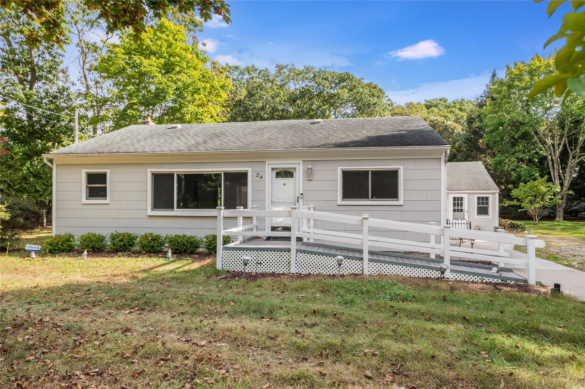 a view of a house with backyard