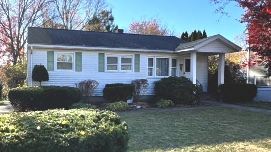 a view of a house with a yard