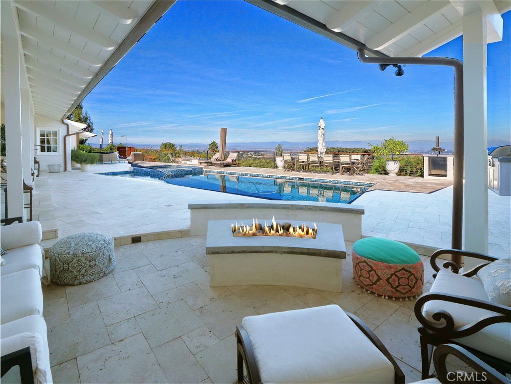 Welcome to 27295 Eastvale Rd and enjoy the stunning panoramic views of the city!