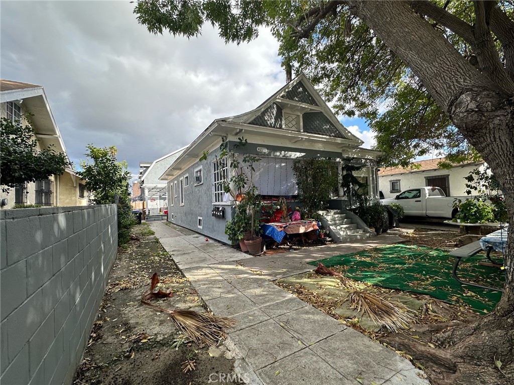 a view of a house with a cars park