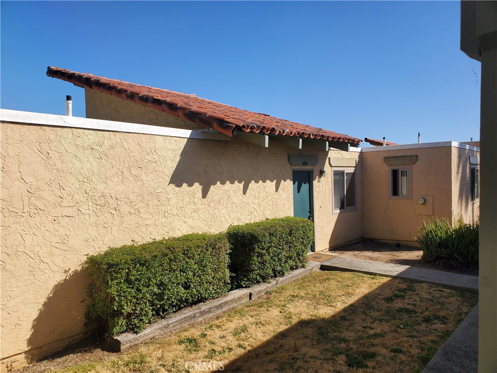 a view of a house with backyard