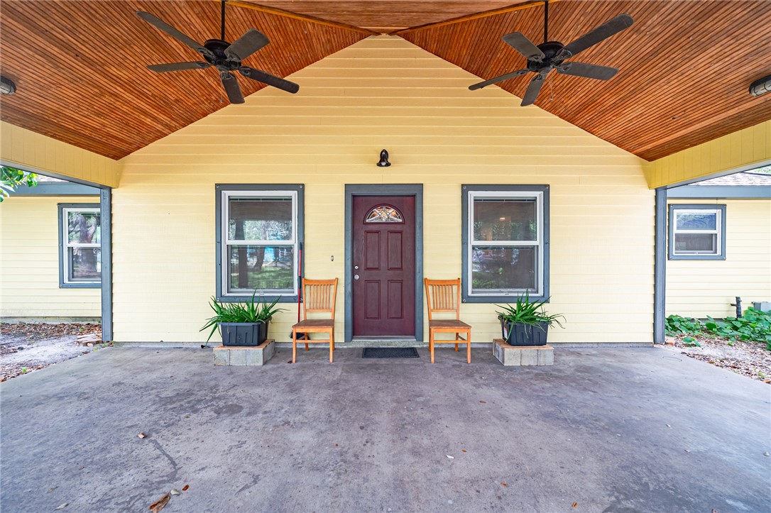 a view of an house with backyard and windows