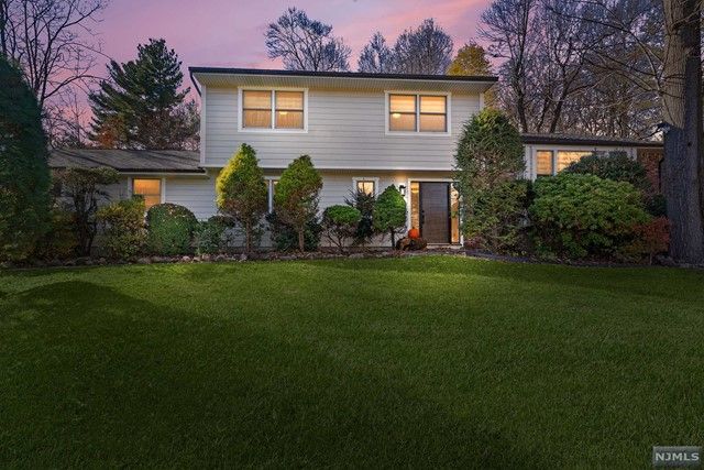 $925,000 | 121 Overlook Drive | Pascack Valley