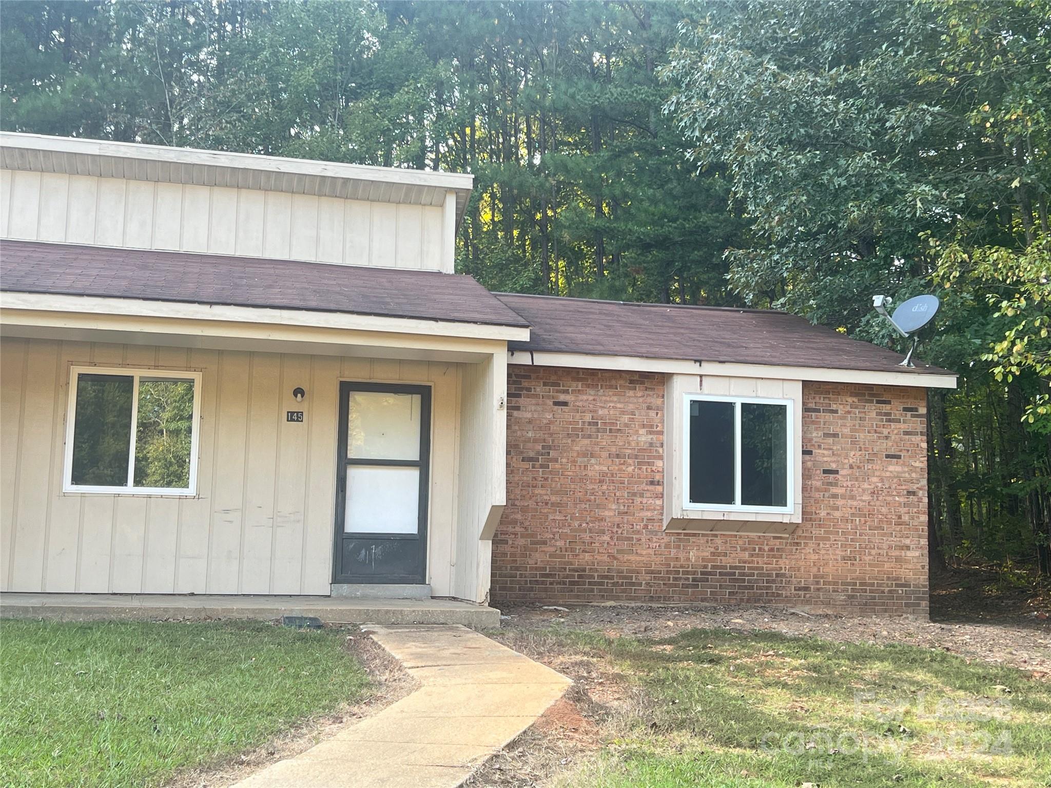 a view of a house with a yard