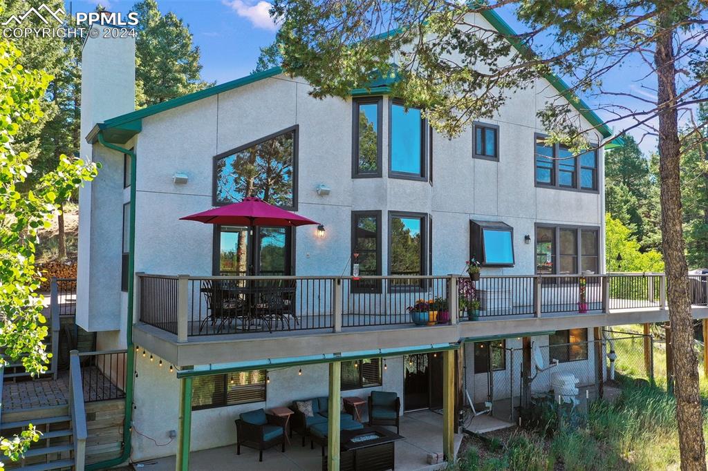 a view of house with outdoor seating space