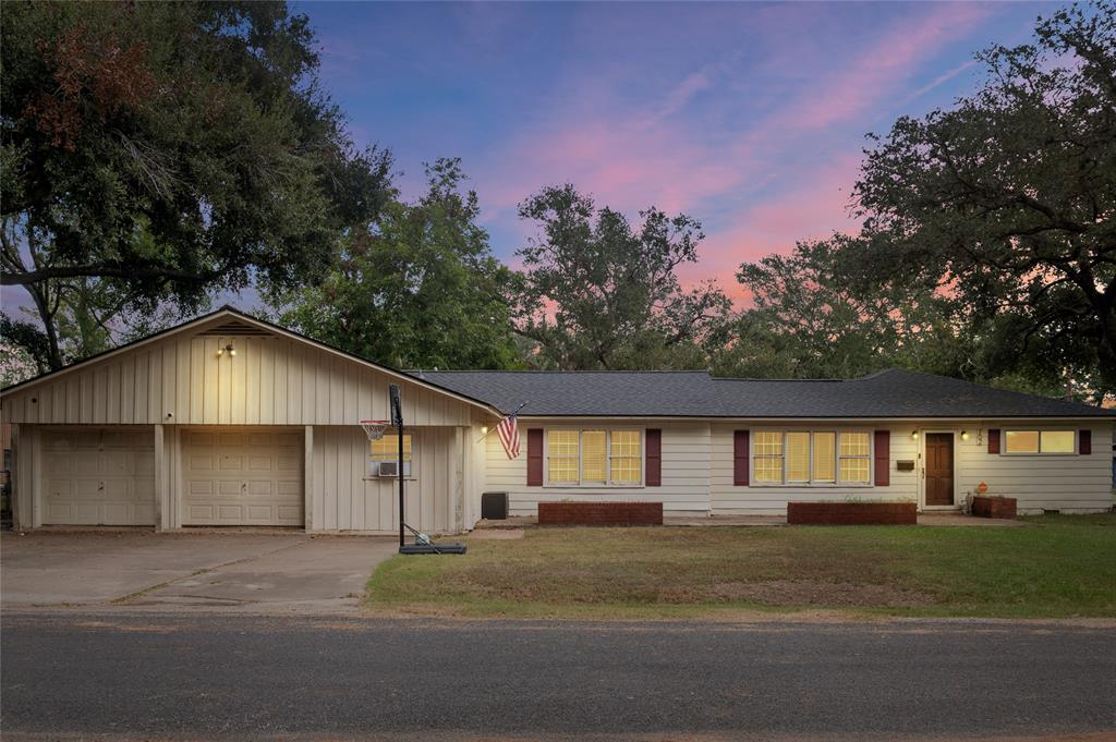 Welcome to 702 Avenue J in El Campo, TX! This charming residence invites you to experience a blend of comfort and style in a friendly community.