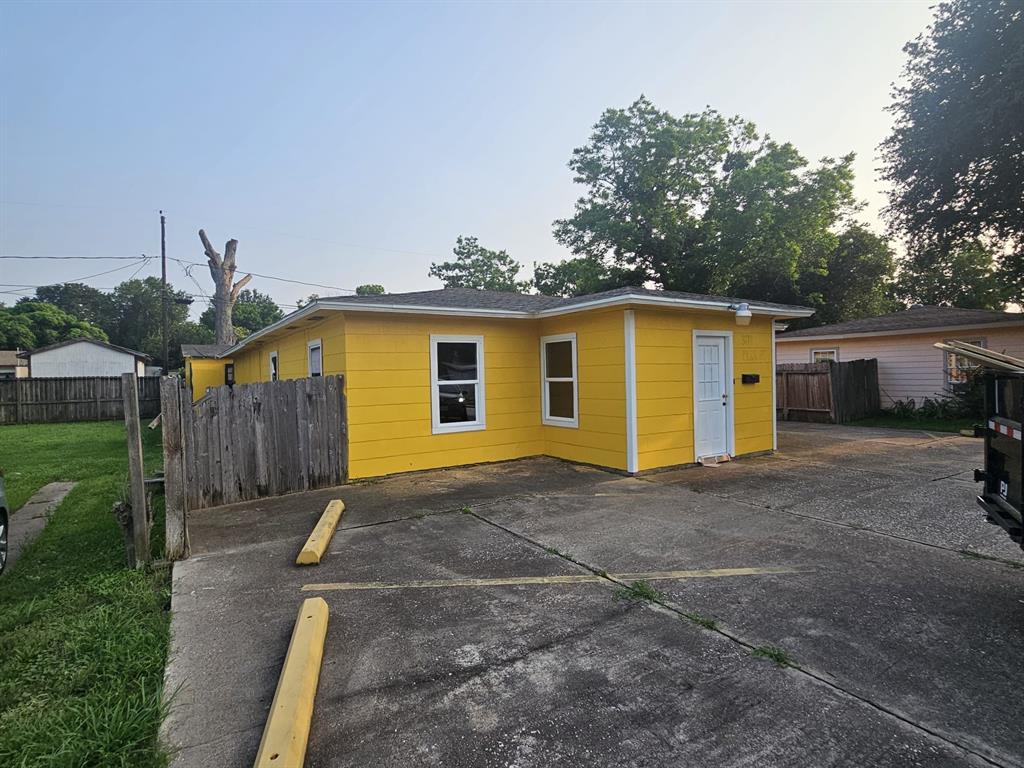 a view of a house with backyard and a tree