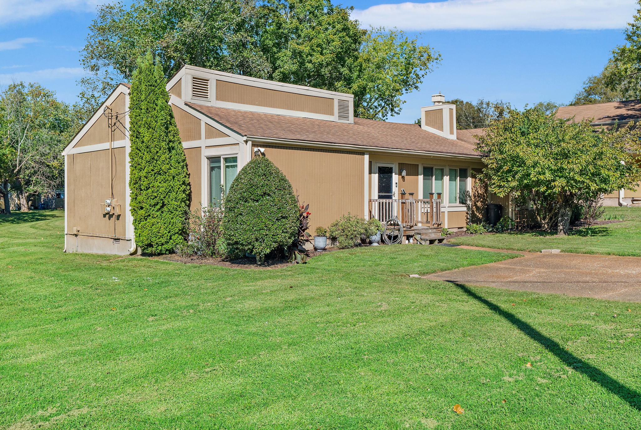 a view of a house with backyard and garden