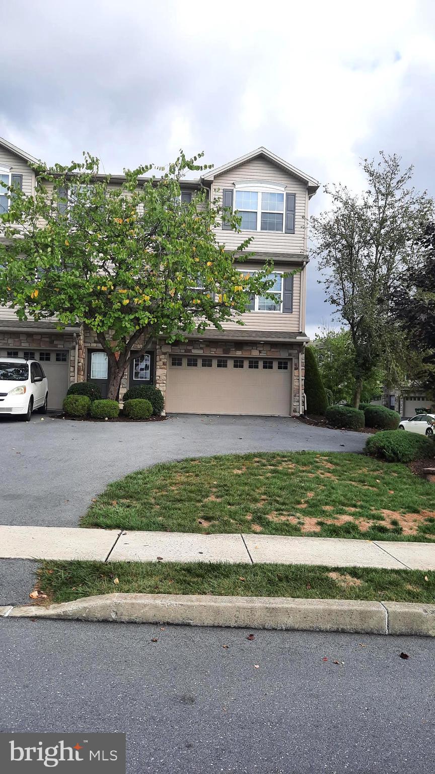 a view of a yard in front of a house