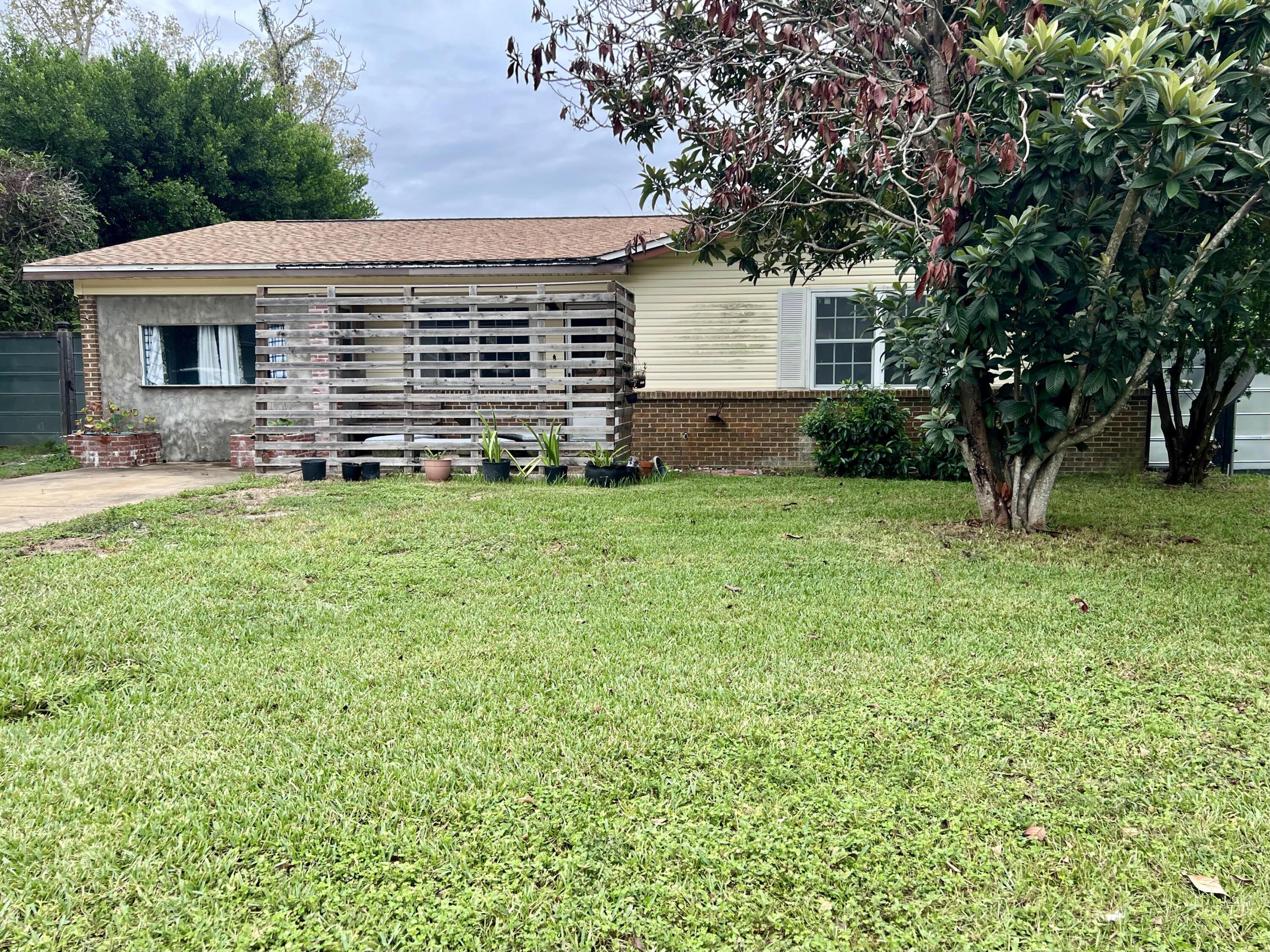 a view of a house with a backyard