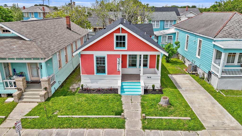 a view of house with a yard