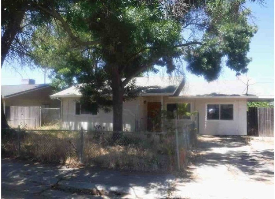 a view of a small yard in front of a house