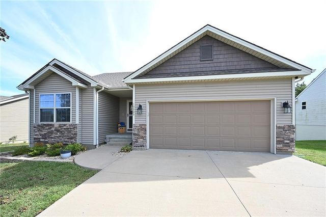 $370,000 | 13005 Northwest Oakview Drive | Hills of Oakmont