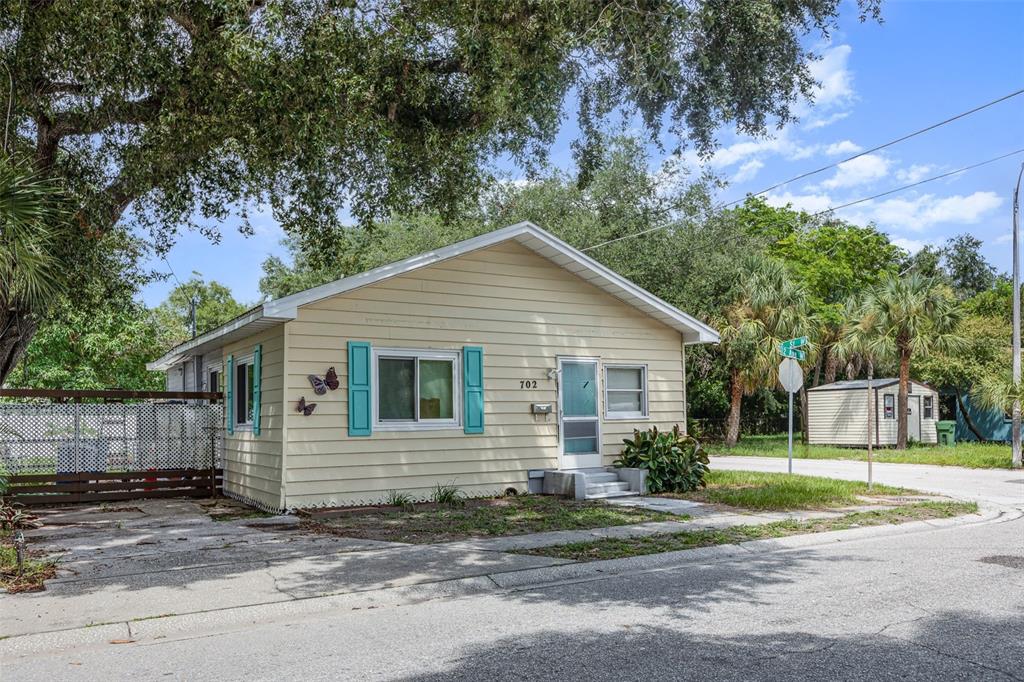 a view of a house with a yard