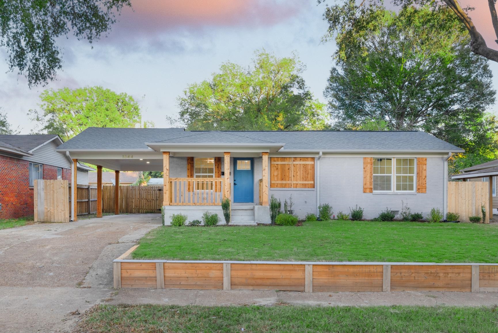 a view of a yard in front of a house