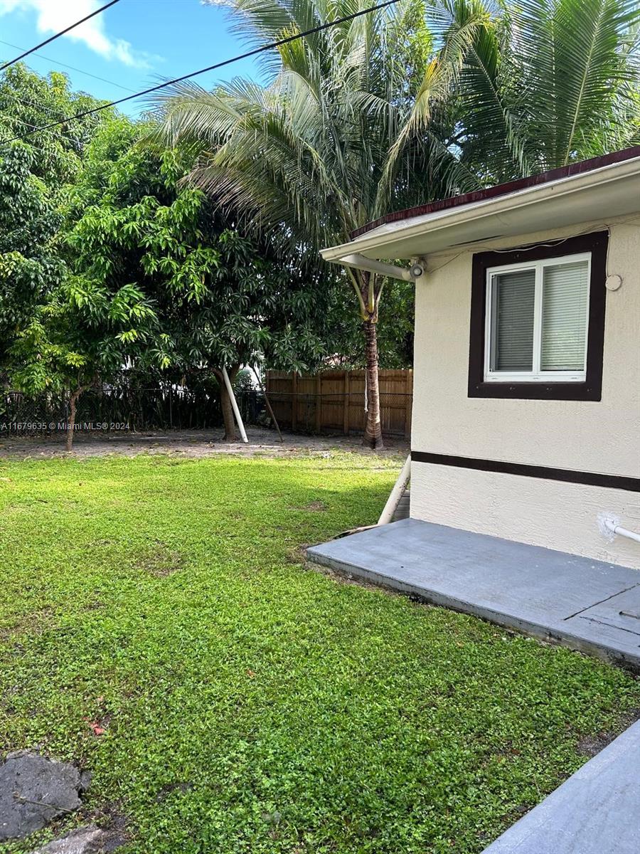 a view of a backyard with small cabin