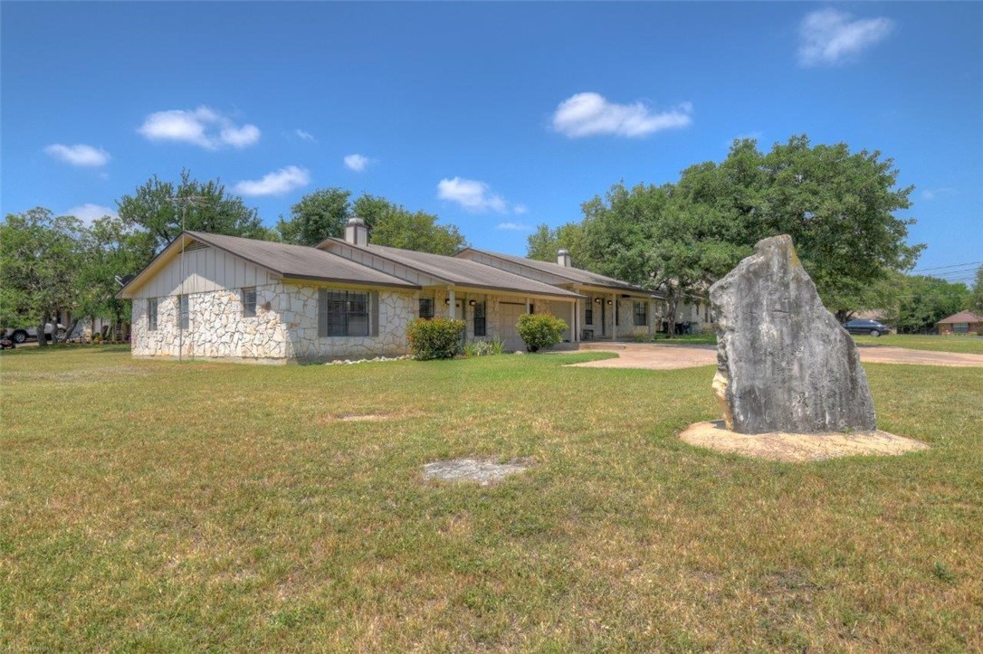 a view of a house with a yard