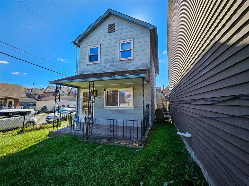 a view of front of a house with a yard