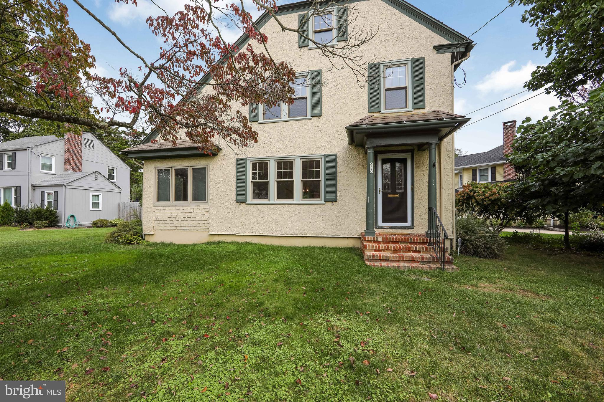 a view of house with a yard