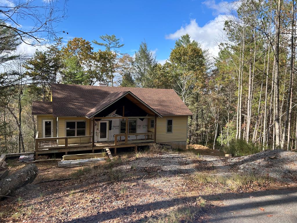 a view of a house with a yard